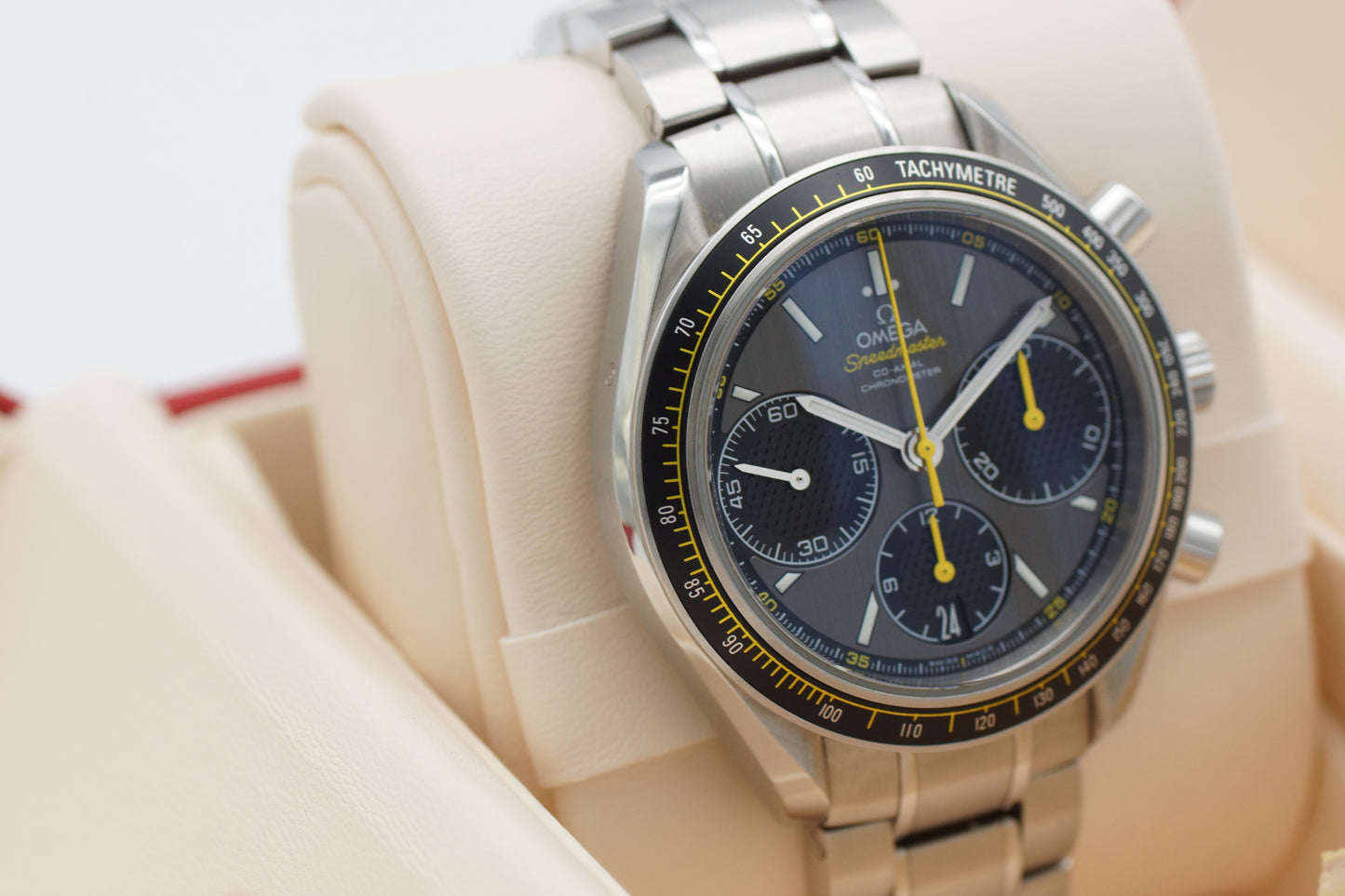 Omega Speedmaster Racing 326.30.40.50.06.001 Grau/Gelb Box/Papiere 2019