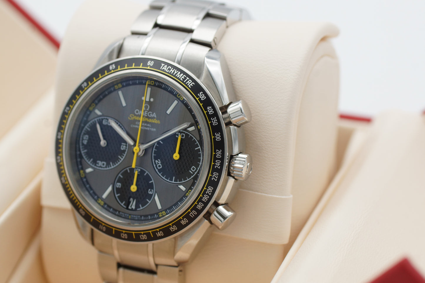 Omega Speedmaster Racing 326.30.40.50.06.001 Grau/Gelb Box/Papiere 2019