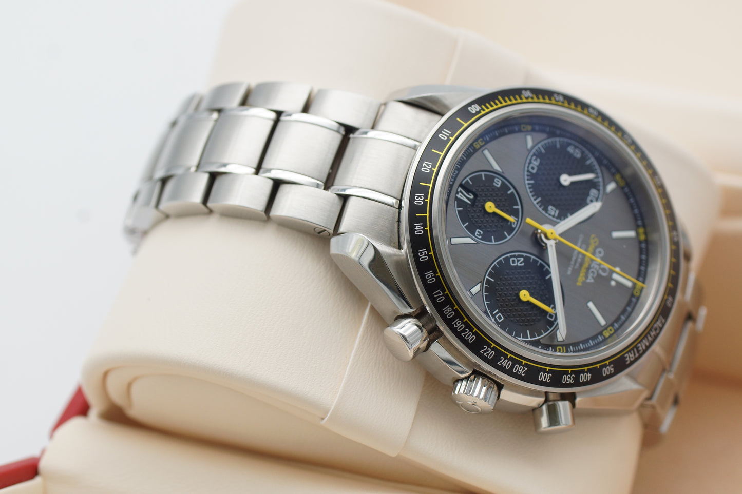 Omega Speedmaster Racing 326.30.40.50.06.001 Grau/Gelb Box/Papiere 2019