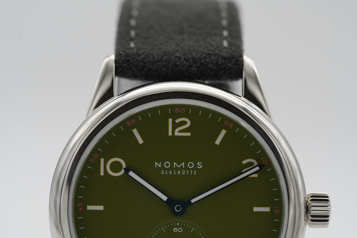 NOMOS Glashütte Club 707.GB Olive 06/2026 (NEU)