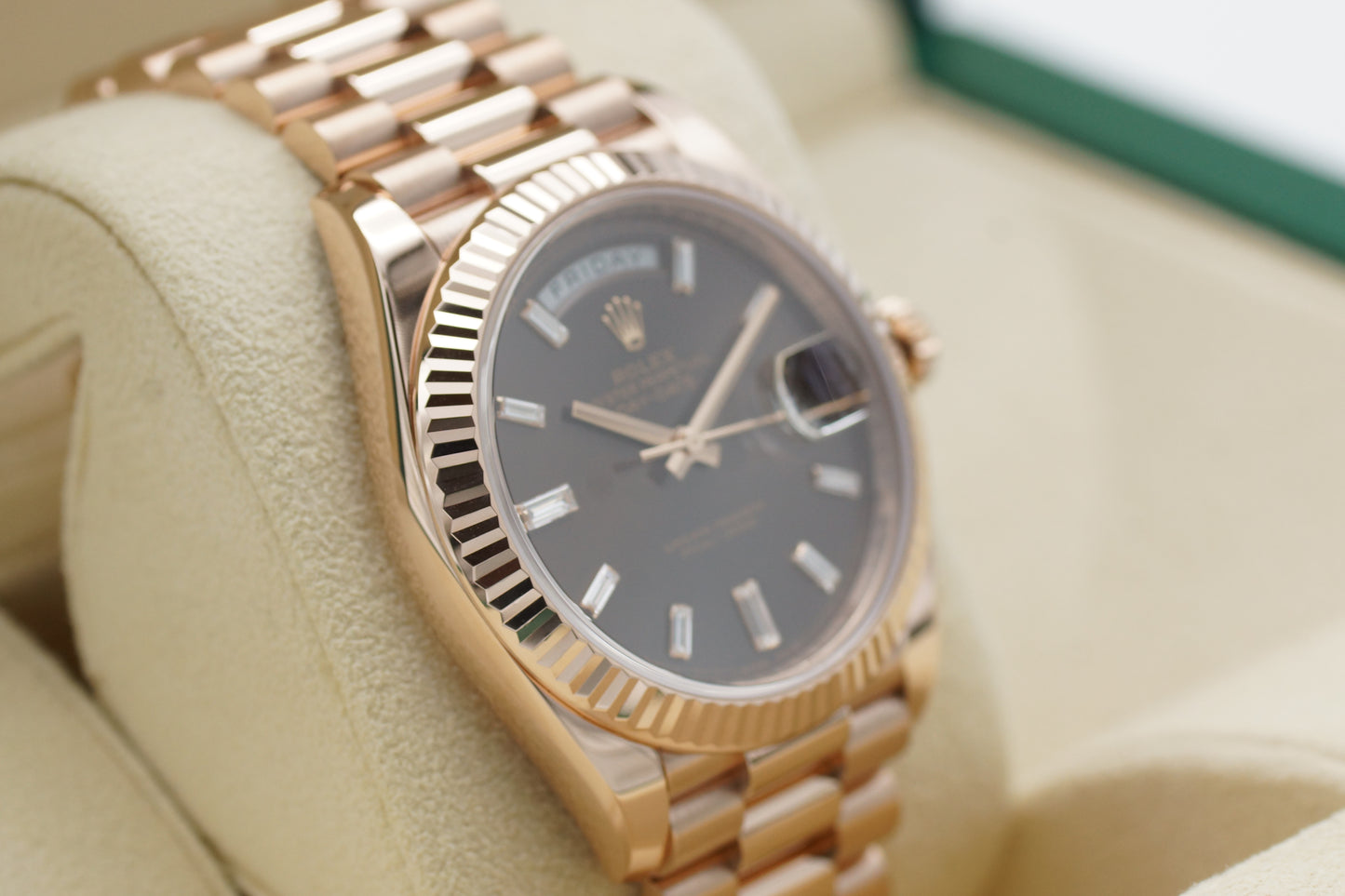 Rolex Day-Date 40 Roségold 228235 Choco Baguette Diamant Full-Set 2020 Service 2025