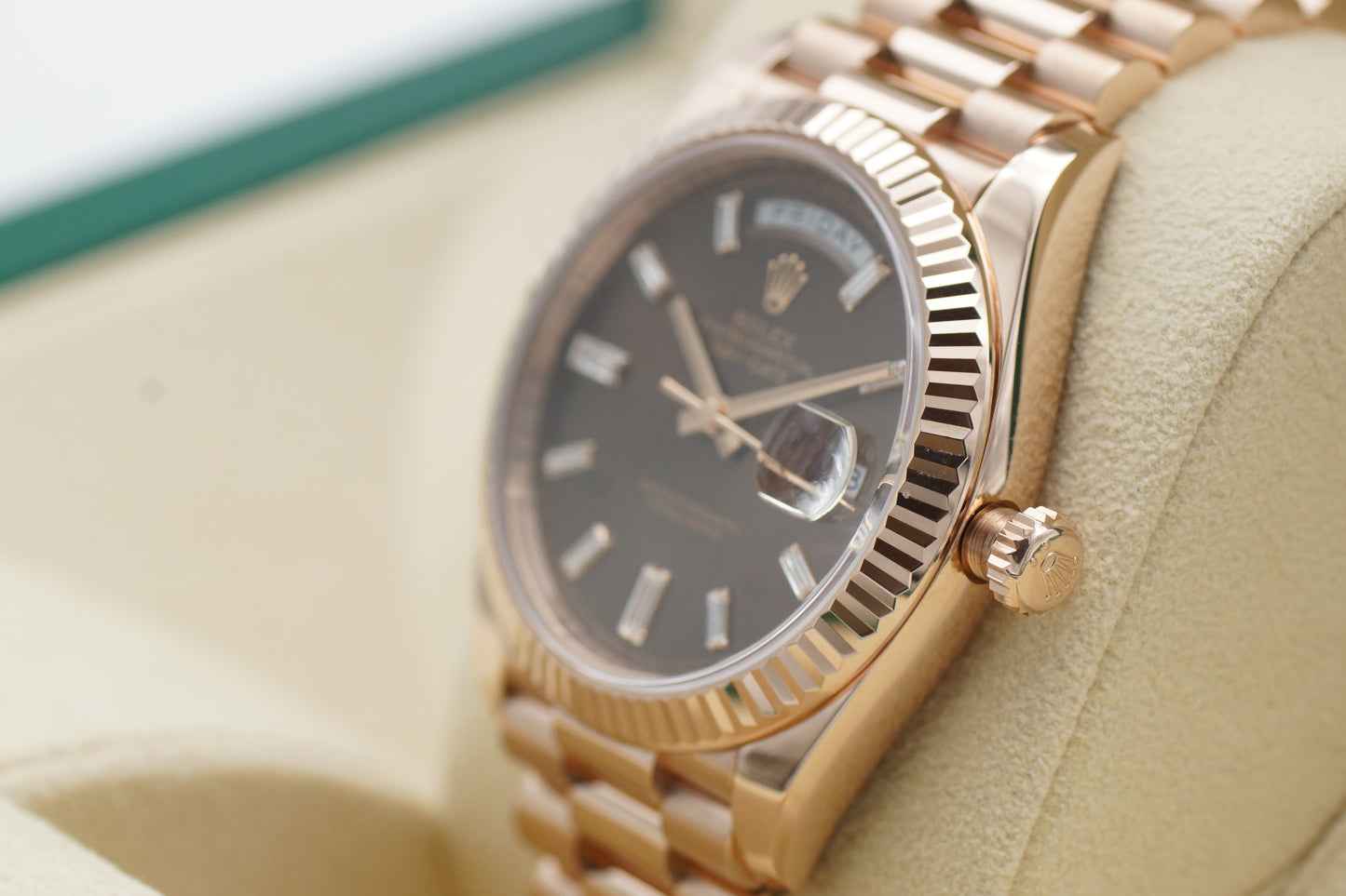 Rolex Day-Date 40 Roségold 228235 Choco Baguette Diamant Full-Set 2020 Service 2025