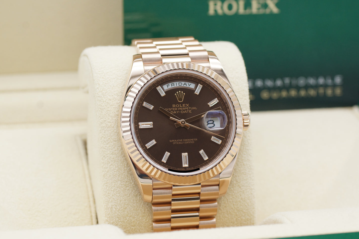Rolex Day-Date 40 Roségold 228235 Choco Baguette Diamant Full-Set 2020 Service 2025