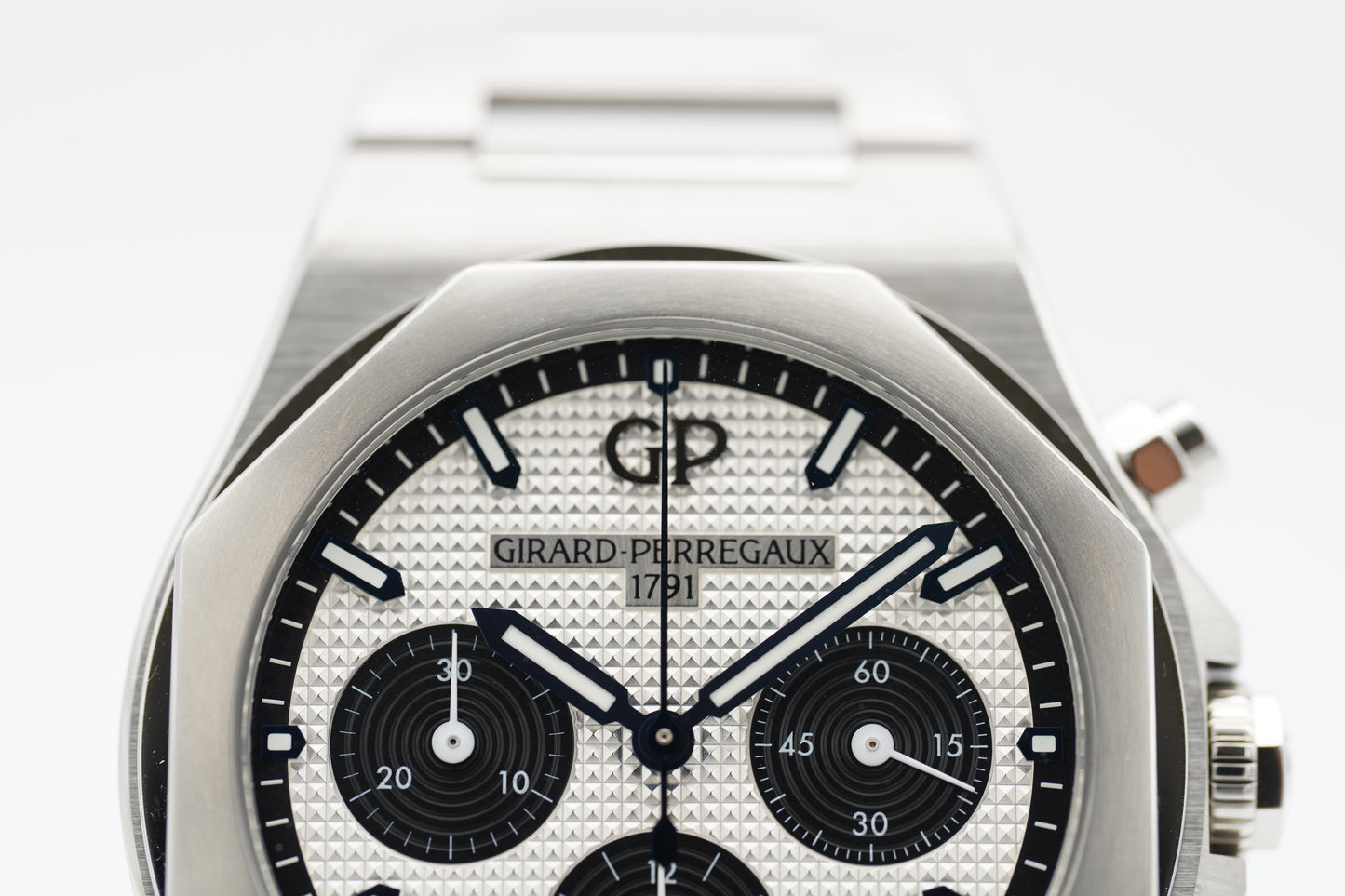 Girard-Perregaux Laureato 81020-11-131-11A Silber Full-Set 2021