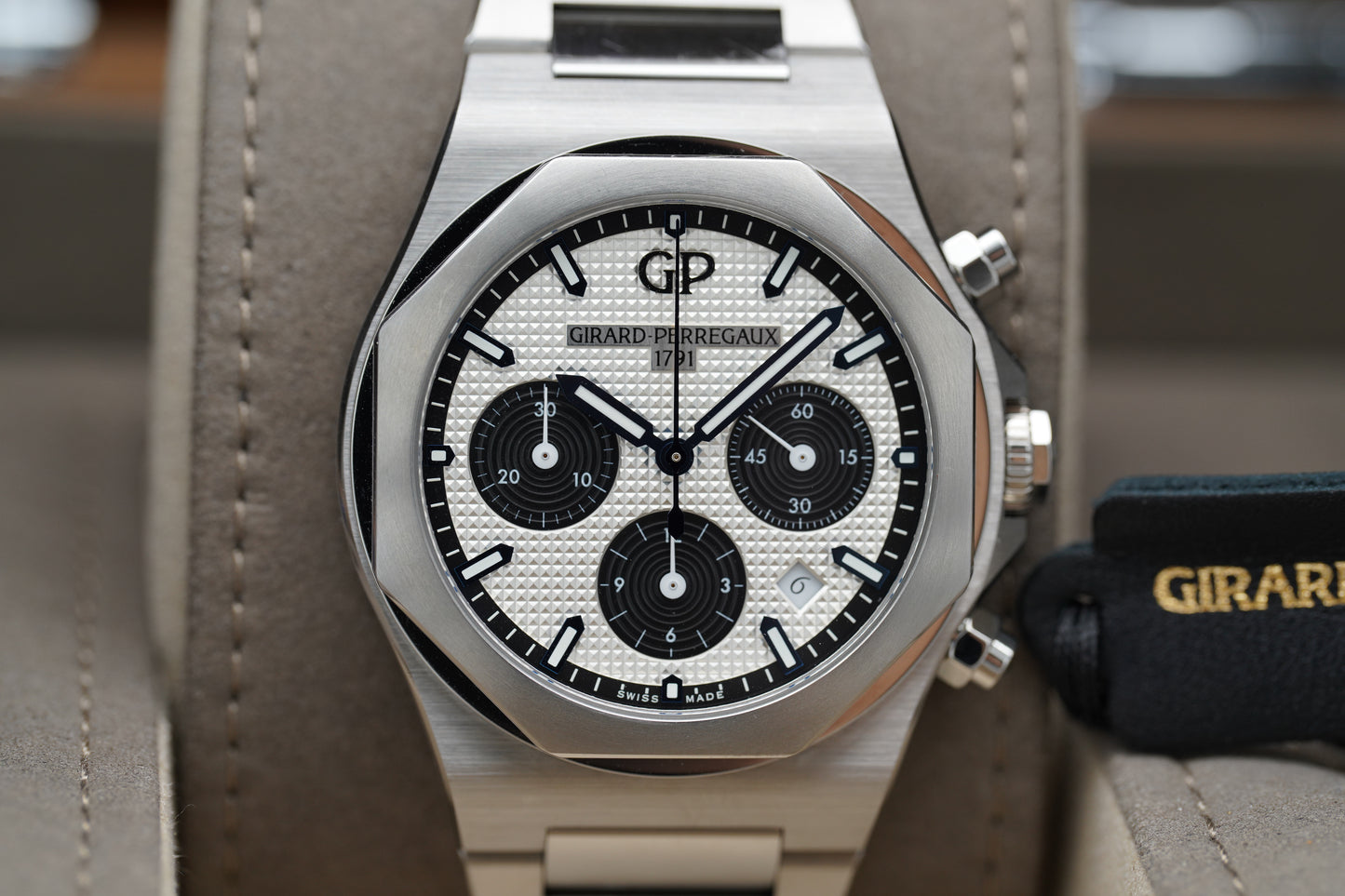 Girard-Perregaux Laureato 81020-11-131-11A Silber Full-Set 2021