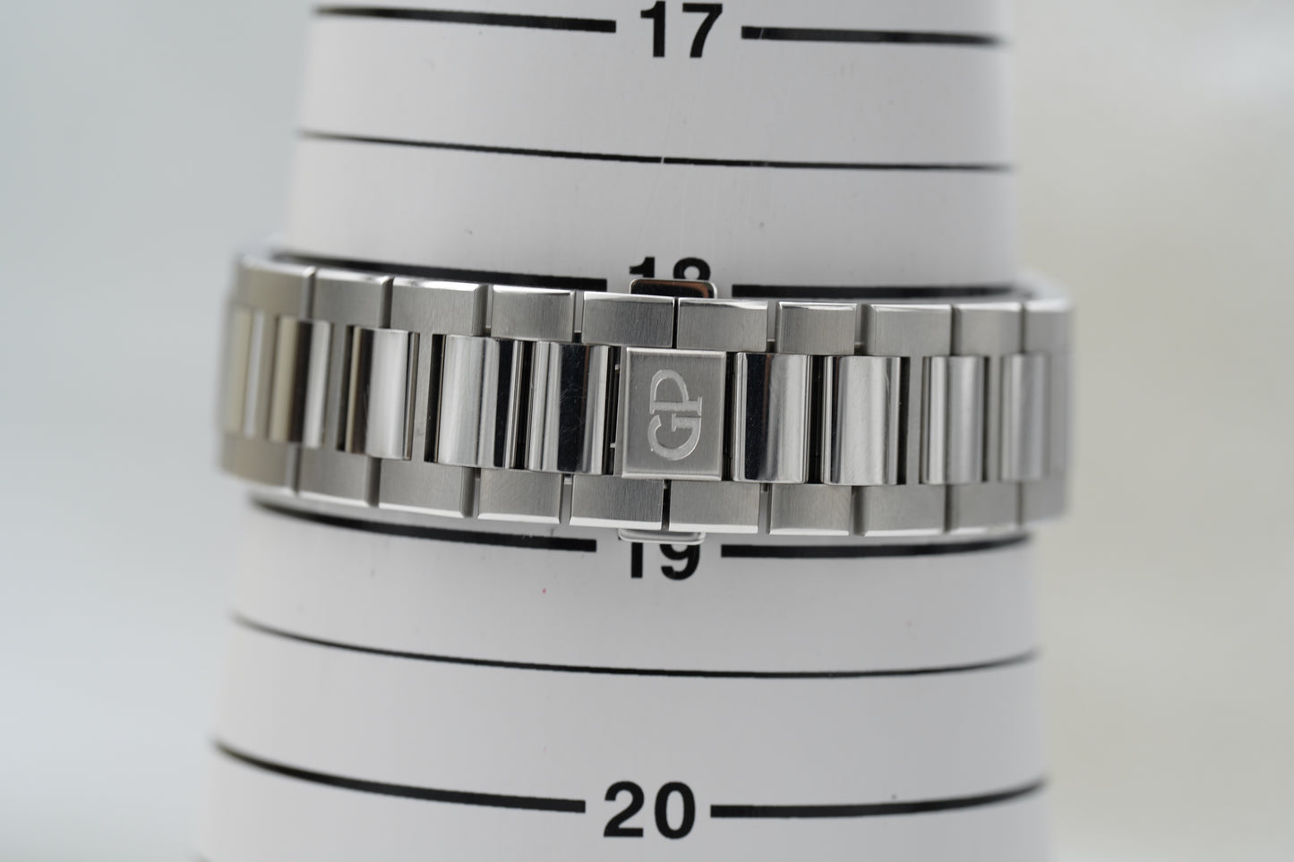 Girard-Perregaux Laureato 81020-11-131-11A Silber Full-Set 2021