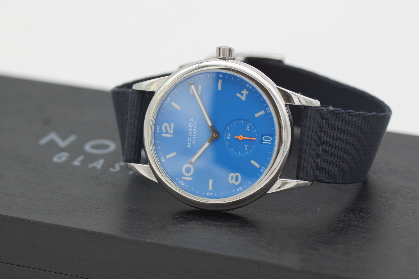 NOMOS Glashütte Club Automat Datum 41 Signalblau Full-Set 2022